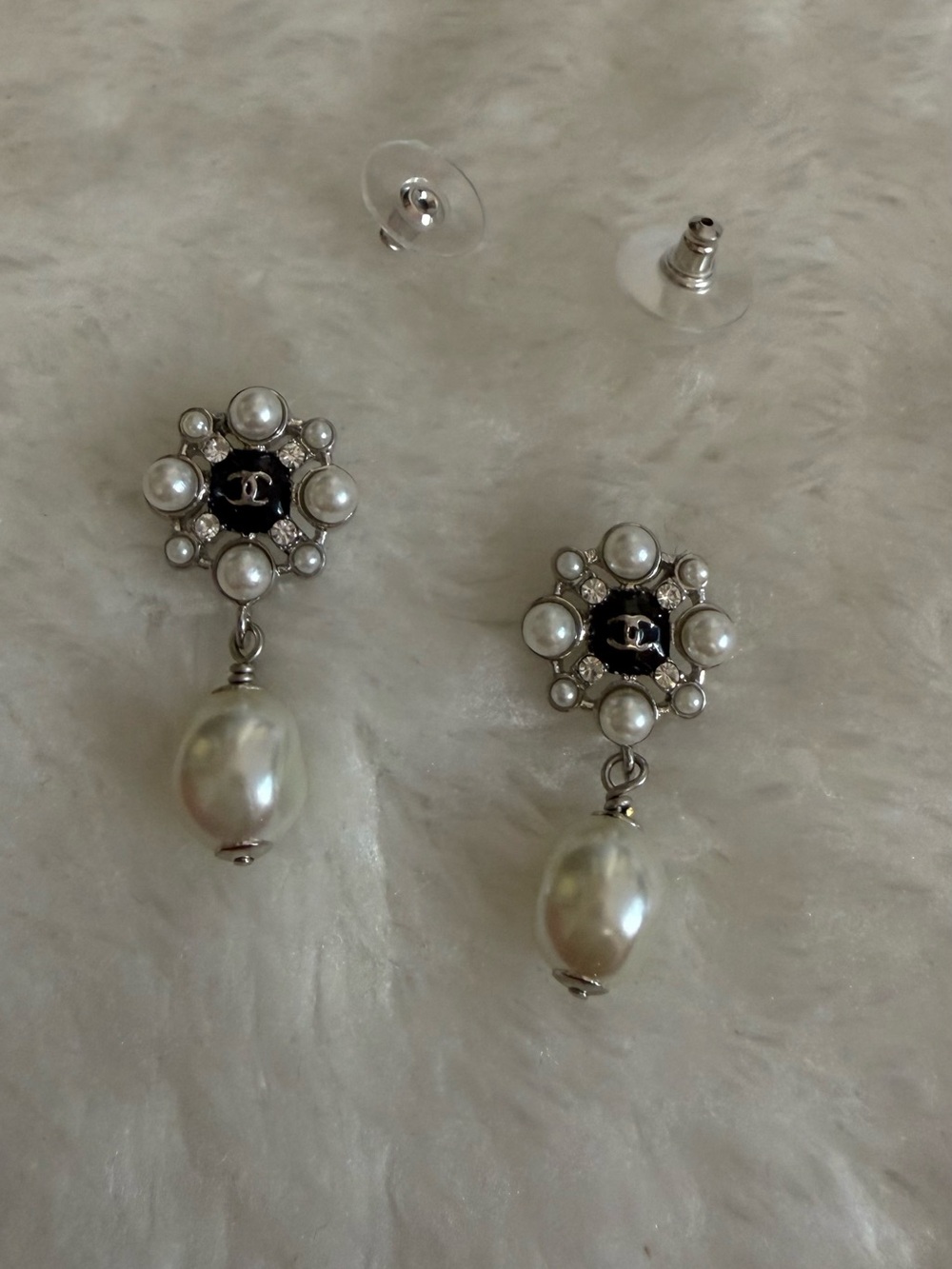 Fashion Pearl Drop Floral Motif Earrings - Black & White perfect for wedding